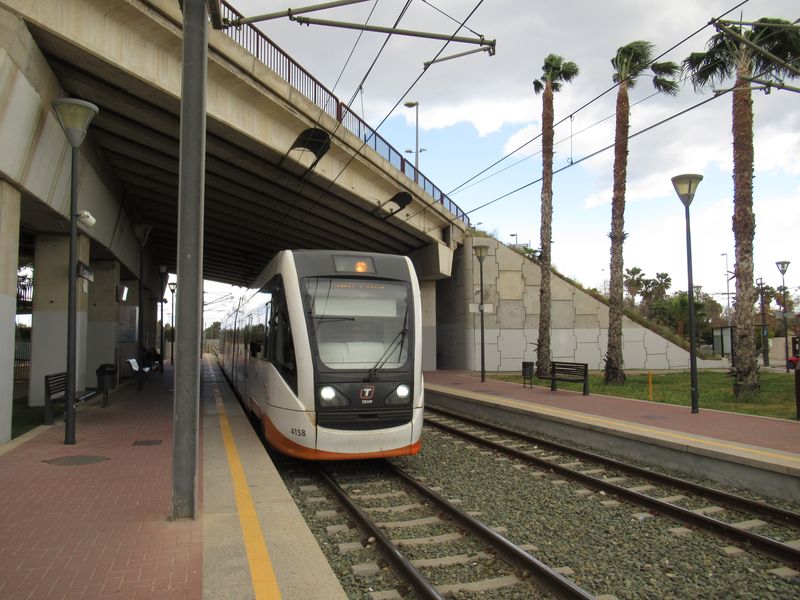 Tady se od hlavní trasy smìøující na sever do mìsta Benidorm odpojuje mìstská tramvajová tra� do ètvrti Plaua de San Juan pro linky L4 a L5. Vlakotramvaj odtud smìrem ven z Alicante zastavuje už jen ve vybraných zastávkách, ty zbylé obsluhuje soubìžná tramvaj L3.