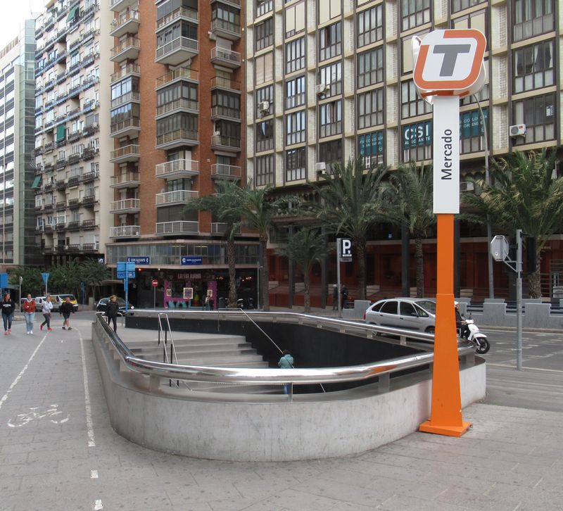Vstup do jedné z podzemních stanic v centru Alicante i s logem zdejšího systému, který sdružuje jak klasické tramvaje, tak i vlakotramvaje na lince L1.