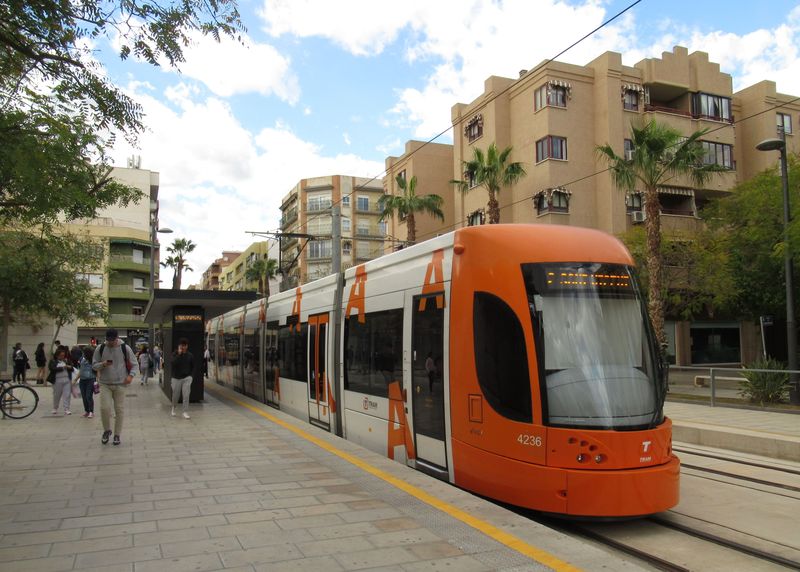 Severní koneèná nejnovìjší tramvajové linky L2, která zajíždí od roku 2013 až do vzdáleného mìsta Sant Vicent del Raspeig. Tato linka se stala nejpopulárnìjší linkou v Alicante – vede k místní univerzitì a projíždí také hustì osídleným chudším pøedmìstím. Interval této linky je 15 minut.