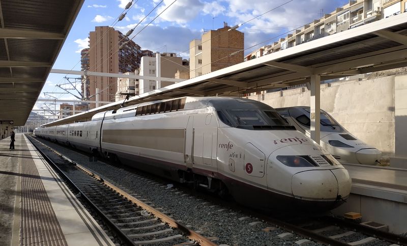 Z Alicante vyjíždìjí také dálkové rychlovlaky až do Madridu, kam se dostanete rychlostí až 300 km/h zhruba za dvì hodiny.