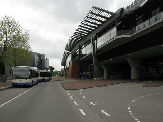 Pøestupní terminál BUS-metro-vlak ve stanici Bijlmer Arena a odpoèívající standardní mìstské autobusy.
