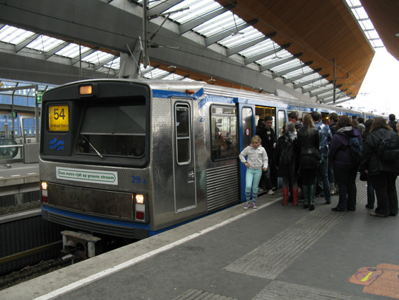 Nerezové metro na lince 54 ve stanici Bijlmer Arena. Vedle metra tu jezdí normální vlaky. Vìtšina tratí metra je vedena po povrchu v železnièních koridorech.