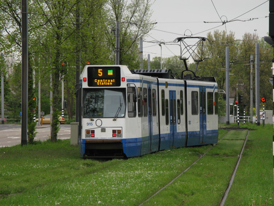 Obousmìrná tramvaj na lince 5 míøí z koneèné na spoleèný úsek s metrem. Velká èást tramvajových tratí v Amsterdamu je zatravnìna.