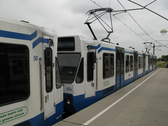 Dvouvozové soupravy lehkého metra na lince 51 jezdí spøažené ve dvojicích.