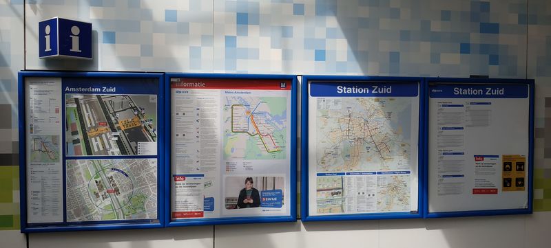 Komplexní informace u vstupu do stanice metra Jižní nádraží. Nechybí ani pøehledná mapa okolí nebo 3D schéma pøestupního uzlu. Amsterdam má hned nìkolik významných pøestupních uzlù s vlakem, kromì hlavního a jižního nádraží je to tøeba Bijlmer Arena nebo Sloterdijk.