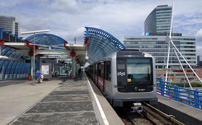 Významným pøestupním uzlem na severozápadì Amsterdamu je stanice Sloterdijk, kde lze z nadzemního metra pøestoupit na regionální i dálkové vlaky, tramvaj i autobus.