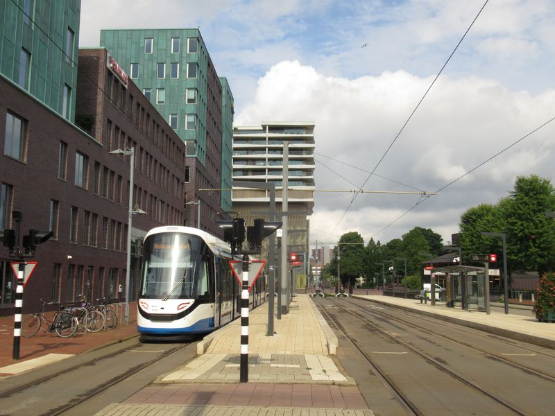 Jižní koneèná tramvajové linky 5 „Amstelveen Stadshart“, která vede soubìžnì s novou linkou 25 a kdysi zde musela být ve spoleèném úseku nástupištì ve dvou úrovních kvùli soubìžnému provozu lehkého metra 51. Linku 5 už témìø výhradnì obsadily nové tramvaje CAF Urbos 100, které jsou dodávány postupnì od roku 2020.