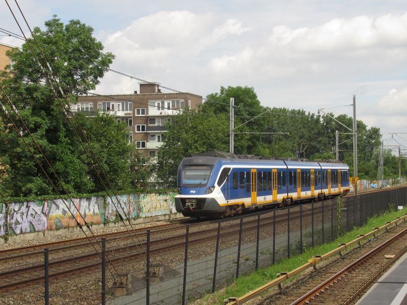Pro ménì vytížené regionální linky poøídily nizozemské železnice (NS) v letech 2014-8 celkem 118 elektrických jednotek od španìlského výrobce CAF.
