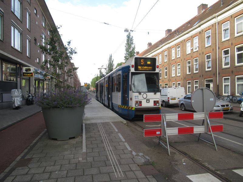 Doèasná severní úvra�ová koneèná linky 5 v centru Amsterdamu zachycená ještì se starou tøíèlánkovou tramvají s nízkopodlažních prostøedním èlánkem. Tyto tramvaje byly postupnì nahrazeny aktuální dodávkou nových tramvají CAF Urbos 100.