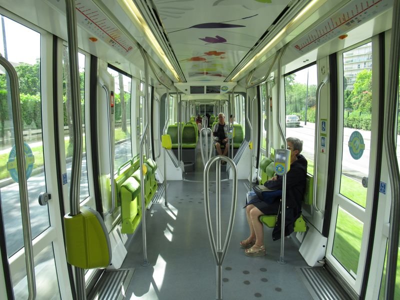 Svìží zelenobílý interiér v pìtièlánkové tramvaji Citadis 302. Stejnou „jarní“ barvu potahu sedadel mají i v autobusech.