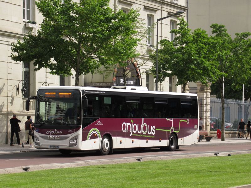 Nejnovìjší autobusy pro regionální systém Anjoubus dodává vysokomýtské Iveco.
