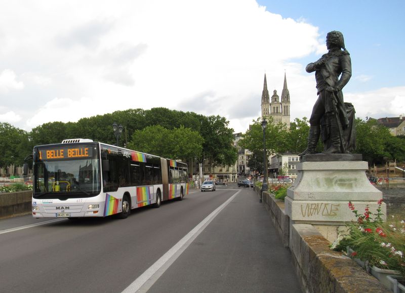 Pøes historický Verdunský most jezdí i páteøní autobusové linky 1 a 3. A právì linku 1 nahradí v pøevážné èásti trasy nová tramvajová tra�, a to jak západnì, tak východnì od centra. Ve flotile kloubových autobusù pro linky MHD je zastoupeno i 23 MANù.