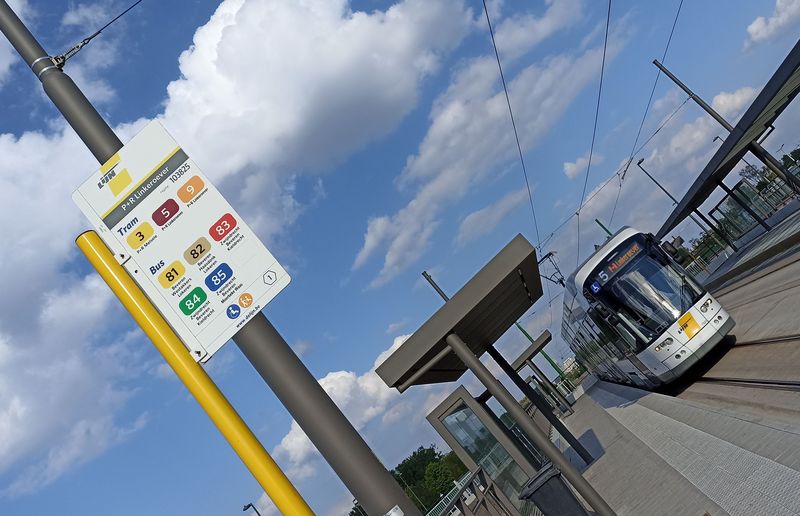 Nová zastávka poblíž nového patrového parkovištì P+R Linkeroever na západní tramvajové radiále. Soubìžnì s tramvajemi tu jezdí i pøímìstské autobusové linky osmdesátkové øady podél železnièní trati smìrem do Gentu.