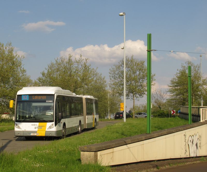 Starší kloubový VanHool místního monopolního dopravce na západní koneèné tramvají ve Zwijndrechtu. Odtud pokraèují pøímìstské autobusy dál na západ do zdejší aglomerace. Èást linek ale pokraèuje podél tramvaje smìrem k centru na terminál Van Eedenplein na bøehu øeky Sheldy.