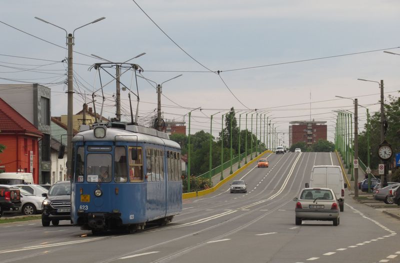 Pùvodnì stuttgartská tramvaj, která v Aradu jezdí už pøes 20 let, na novì opravené trati pøekonávající hlavní železnièní tra� severnì od hlavního nádraží.