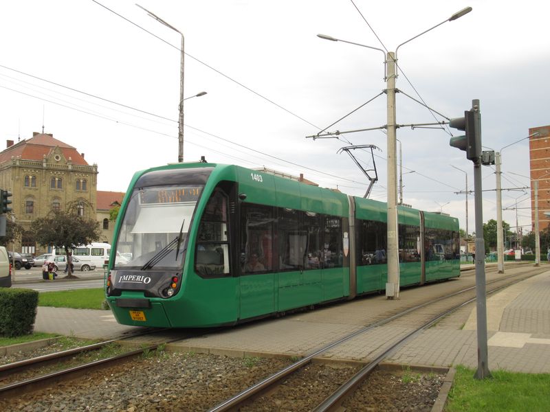 Jedna z mála nových tramvají Astra na páteøní lince 3, která vede od severozápadu na jih pøes centrum i kolem nádraží. Arad plánuje zakoupit dalších 28 tramvají od tohoto místního aradského výrobce. K tomu by rád do roku 2025 zmodernizoval 20 starších tramvají Düwag.
