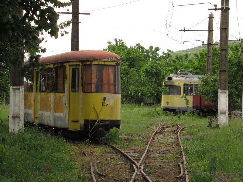Pohled do útrob bývalé vozovny na pøímìstské trati do Ghiorocu, která leží nedaleko východní koneèné této zajímavé linky.