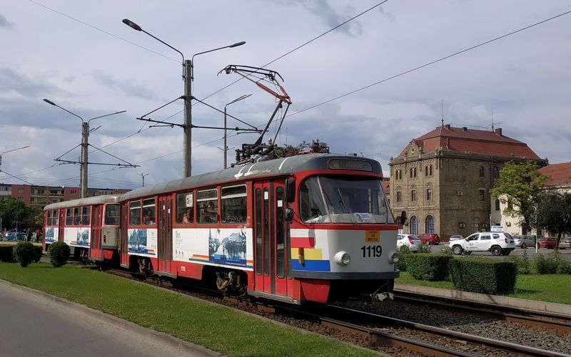 Dvojice T4D+B4D z nìmeckého Halle pøed hlavním vlakovým nádražím. Tento vùz byl vyroben v roce 1981 a do Aradu dovezen v roce 2003.