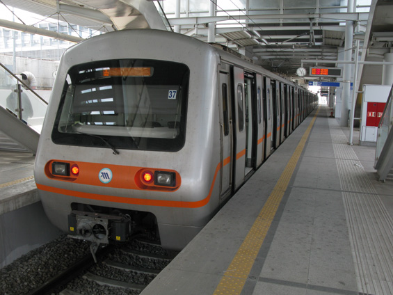 Z mezinárodního letištì jede do centra Atén metro i vlak, oba dopravní prostøedky v intervalu 30 minut. Vlaky metra M3 zajíždìjící na letištì jsou vybaveny vrchním odbìrem proudu. Linka M3 je nejnovìjší a jezdí zde také nejnovìjší korejské soupravy Rotem.