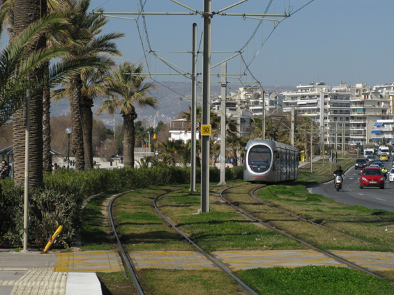 Pobøežní tramvaj vede èasto podél pláží, tra� lemují palmy a kolejový svršek je zakryt trávou nebo pískem.