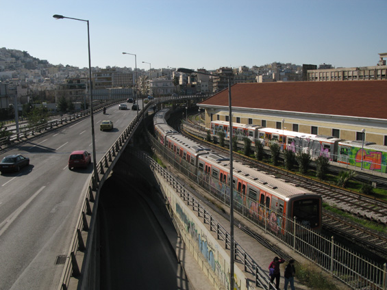 Metro M1 pokraèuje i nadále po povrchu ze stanice Neo Faliro do koneèné stanice Pireus pøímo u stejnojmenného pøístavu. I když jsou porùznu odstavované soupravy metra bedlivì støeženy, stejnì nájezdùm sprejerù a vandalù neunikají.