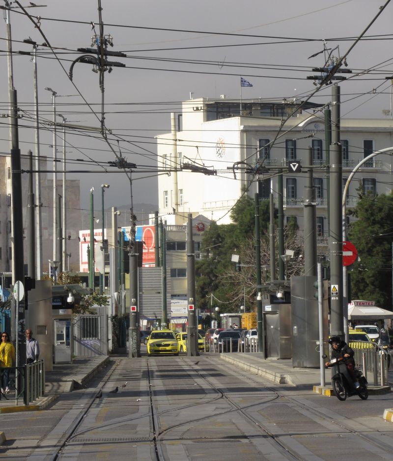 Tady je oficiální úvra�ová koneèná nejnovìji prodloužené tramvajové linky 7 v pøístavu Pireus. Fakticky sem však tramvaje nezajíždìjí, ale vracejí se zpìt po jednosmìrné trati.