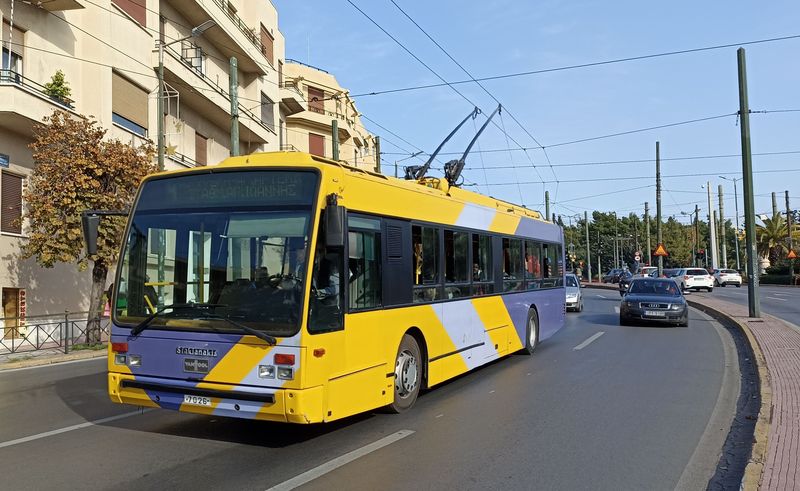 Nejvìtší podíl v trolejbusové dopravì mají tyto vozy Van Hool s výzbrojí Alstom, kterých tu z pùvodních 112 jezdí ještì zhruba stovka. Poøízeny byly v letech 1999-2001. Atény mají jednu z nejrozsáhlejších sítí trolejbusù díky 20 linkám a témìø 300 vozidlùm.