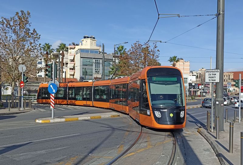 Relativnì jednoduchá sí� aténských tramvají byla v prosinci 2021 zesložitìna novostavbou trati do pøístavního mìsta Pireus. Kvùli jeho úzkým ulicím sem tramvaje jezdí po jednokolejných trasách a zde ve smìru do Pirea jede tramvaj dokonce po smyèce, aby nadjela trasu metra a vystoupala do vlastního centra mìsta.
