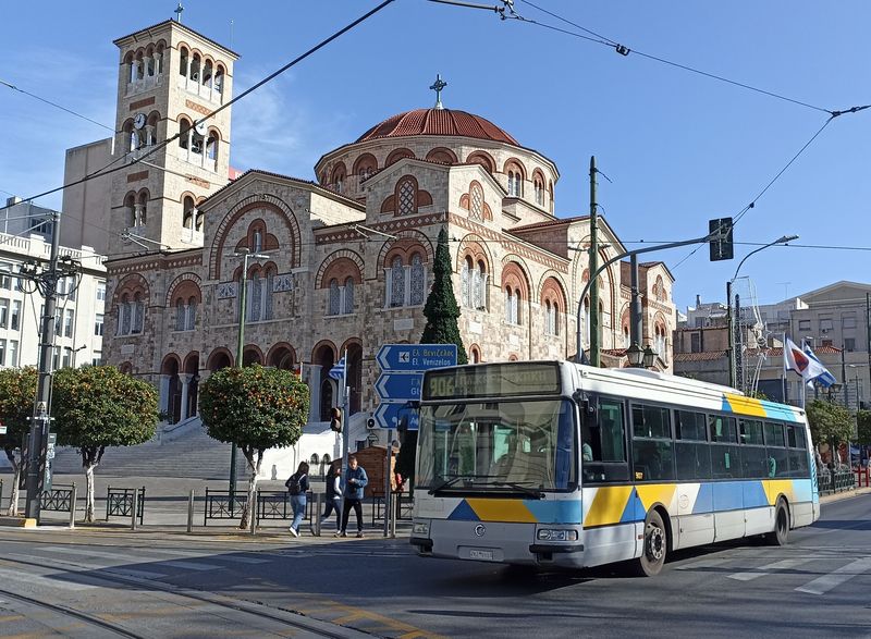 Další Citybus (Agora) pøed chrámem v centru pøístavního mìsta Pireus, kudy novì jezdí také tramvaj.
