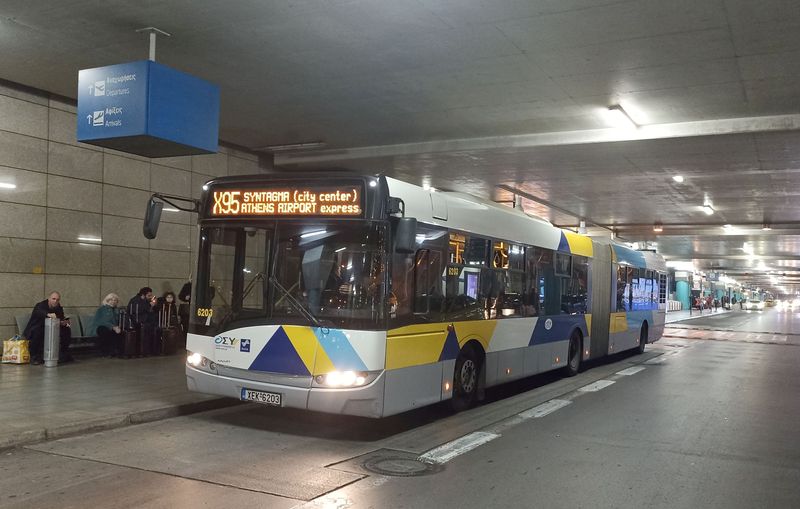 Kromì metra jezdí z letištì do centra Atén také speciální autobusová linka X95 v podání kloubových Solarisù nebo Mercedesù. Kromì ní jezdí do jiných èástí Atén další 3 expresní autobusové linky èíselné øady X90.