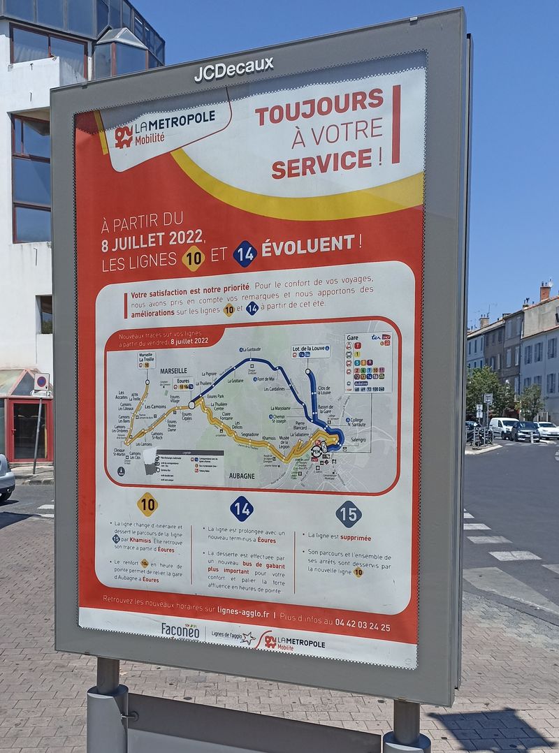 Mìstské reklamní plochy jsou využívány i pro informování o veøejné dopravì – zde plakát ke zmìnì tras místních linek zasahujících do sousední Marseille.