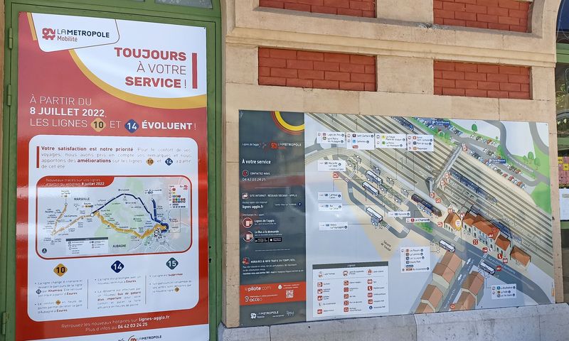 Názorné 3D schéma místního hlavního dopravního uzlu u vlakového nádraží a vedle informace o úpravì polopøímìstských linek zajíždìjících až na okraj sousední Marseille.