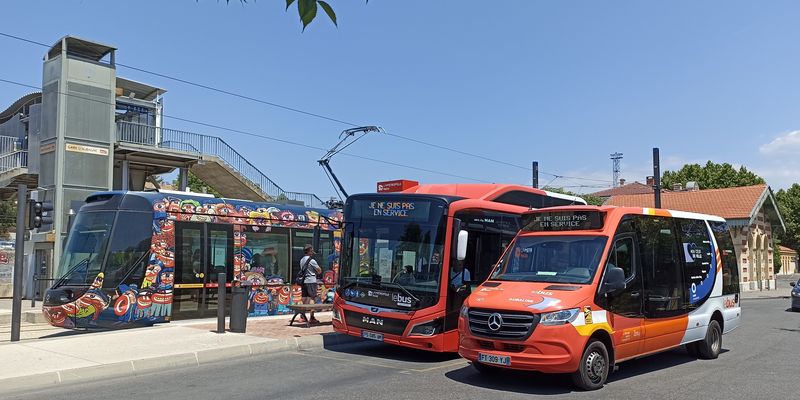 Setkání tramvaje, velkého i malého autobusu MHD u místního nádraží, kde se potkává vìtšina linek MHD i regionálních spojù do okolních mìst a vesnic vèetnì nedaleké Marseille.