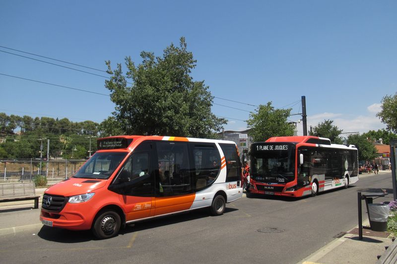 MHD v Aubagne nabízí autobusy od 8 do 12 metrù. Minibusová ètyøka vyjíždí od nádraží do prùmyslové a logistické zóny na západì mìsta.