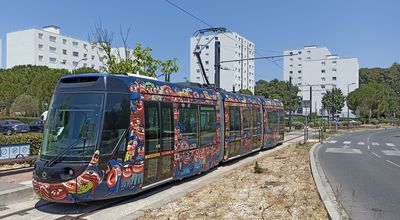 Malé padesátitisícové mìsto v tìsném sousedství Marseille má už od roku 2014 tramvajovou linku. Je dlouhá jen necelé 3 km a má 7 zastávek. V desetiminutovém intervalu spojuje místní nádraží se sídlišt...