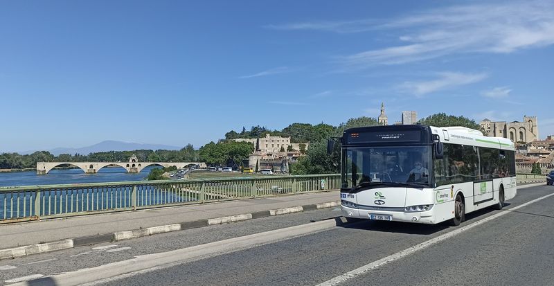 Most Eduarda Daladiera, který spojuje centrum Avignonu s pøedmìstími na západì. V dálce je patrný turisticky opìvovaný most pro pìší, který konèí nad korytem Rhony. Také tudy by mìla vést druhá tramvajová linka na koneènou Piot s velkým záchytným parkovištìm.