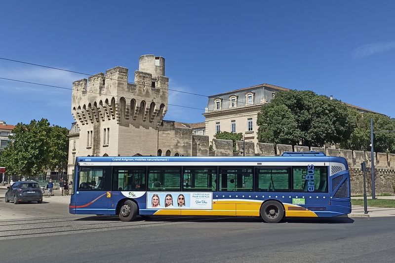 Starší mìstský Heuliez ještì v pøedchozím mìstském nátìru vjíždí dovnitø mìstských hradeb obepínající historické centrum, kde se nachází hlavní autobusové nádraží Avignon Poste.