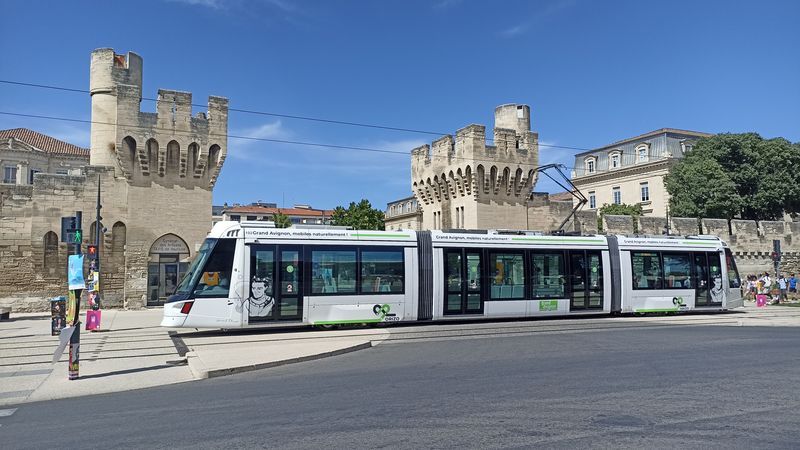 V provozu je 14 krátkých obousmìrných tramvají Alstom Citadis Compact o délce 24 metrù. Na první lince je ve špièkách interval 6 minut, v nedìli až 15. Pro druhou plánovanou linku by mìly být poøízeny další 4 tramvaje stejného typu.