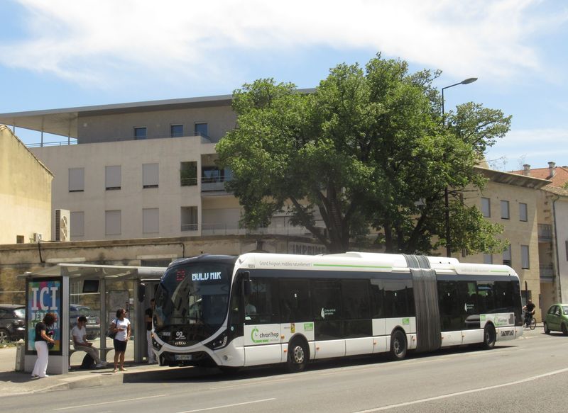 Spolu s novou tramvajovou linkou vznikly v Avignonu dvì páteøní autobusové linky vyšší kvality C2 a C3 pod znaèkou Chron´hop. Na nich potkáte standardní i kloubové futuristické hybridní autobusy Iveco Crealis, ale i bìžné standardní autobusy.