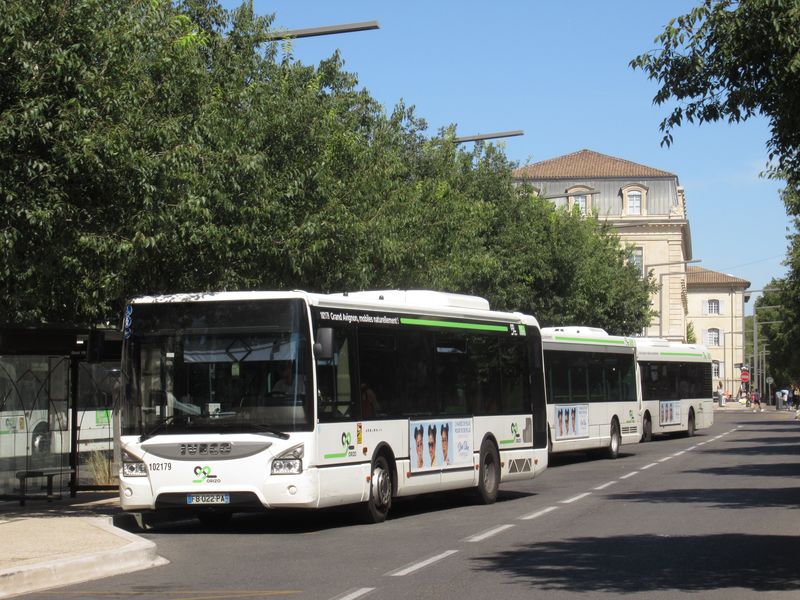 Nástupištì autobusového náraží Avignon Poste uvnitø mìstských hradeb, kde konèí 9 linek MHD. Ve vozového parku sítì Orizo najdete kromì pøevažujících Solarisù také autobusy Iveco Urbanway nebo vozy typu Heuliez.