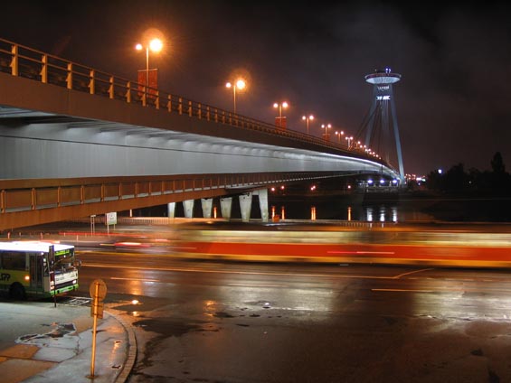 Dominanta Bratislavy - Nový most pøes Dunaj. Stejnojmenný název nese i pøilehlé autobusové stanovištì.