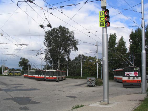 Trolejbusová smyèka Èiližská na sídlišti Dolné Hony vypadá komplikovanì.