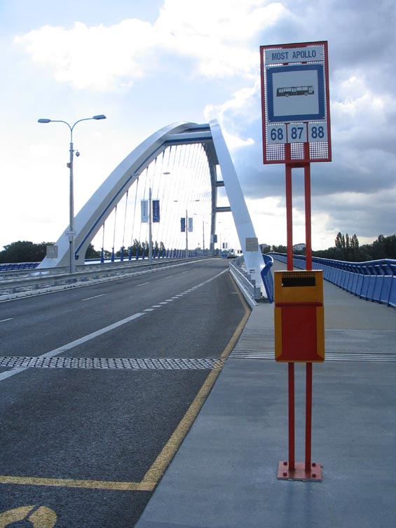 Horká novinka: most Apollo v provozu. Na severním pøedmostí najdete zastávku MHD.