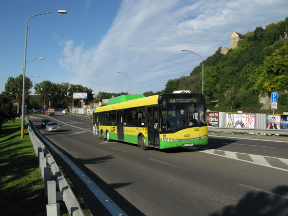 Patnáctimetrové plynové Solarisy jezdí stabilnì na lince 88 do Petržalky.