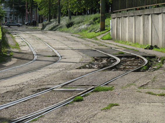 Jako sùl by opravu potøebovala tramvajová tra� k Hlavnímu vlakovému nádraží. Rychlost tramvají je tu omezena pouze na 15 km/h.