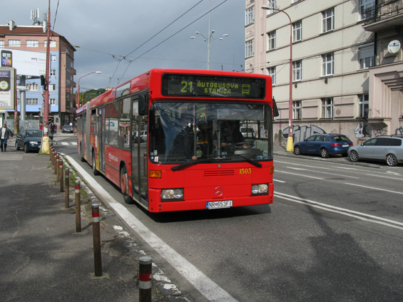 Obnova vozového parku kloubových autobusù byla v posledních letech øešena rùznì - napøíklad nákupem ojetých Mercedesù z Nìmecka. Alespoò že jsou nízkopodlažní.