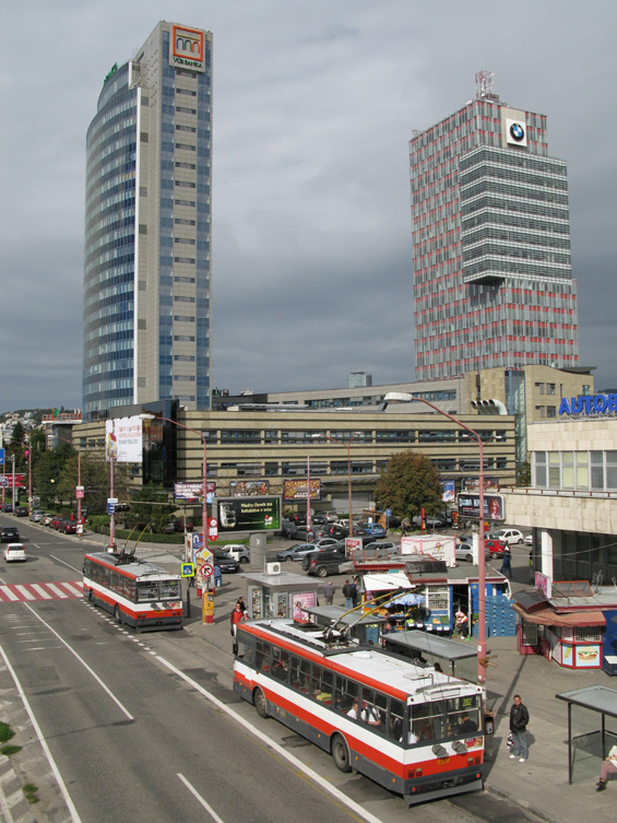 Bratislavský Manhattan roste u centrálního autobusového nádraží, které je obslouženo hlavnì trolejbusy, dokonce ho spojuje speciální trolejbusová linka s Hlavním vlakovým nádražím.