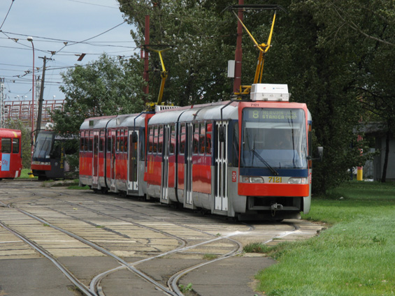 Obratištì Astronomická a rekonstruované tramvaje K2 v pøedposledním nátìru pøed unifikací do èervené mìstské barvy. Díky rekonstrukci Ružinovské ulice se sem jezdí o poznání veseleji.