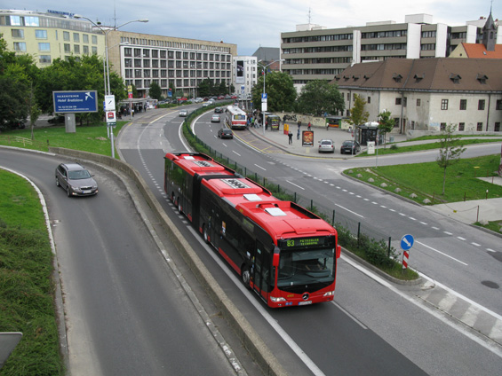 Kapacitní autobus Mercedes-Benz CapaCity uhání vstøíc Petržalce po Novém mostì.