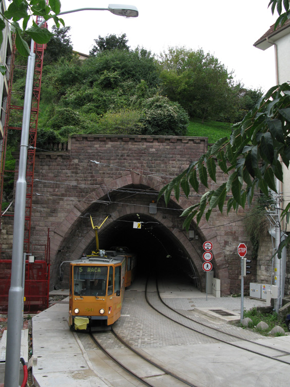Více než rok trvala rekonstrukce tunelu pod bratislavským hradem. Dnes tu již tramvaje jezdí po poøádných kolejích a normální tra�ovou rychlostí.